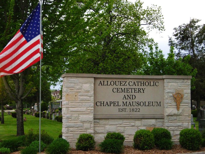 Allouez Catholic Cemetery And Chapel Mausoleum.jpg