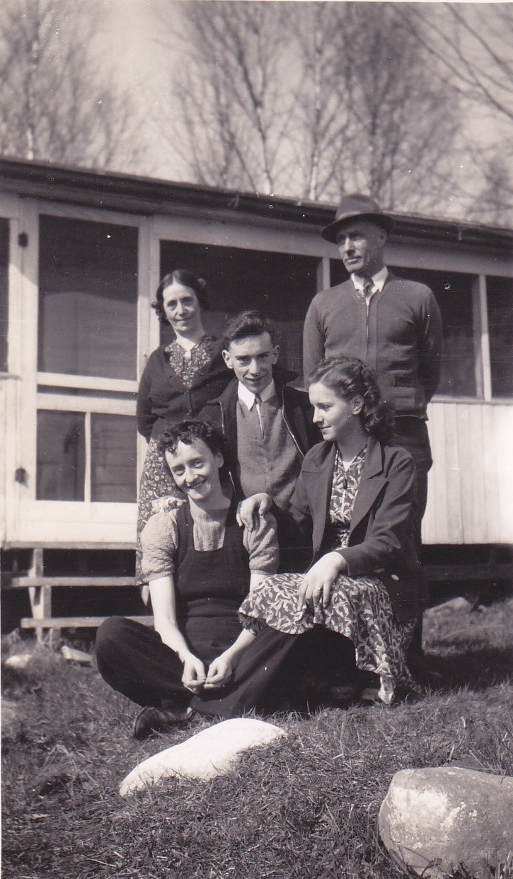 L-R: standing Jean Foreman, Eames Foreman.  Front row  Mary Foreman, John Leslie Foreman, Nancy Foreman